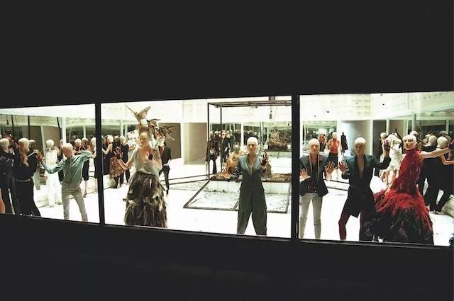 知道你们无聊,于是请来这些时装大师,陪你们一起宅在家中