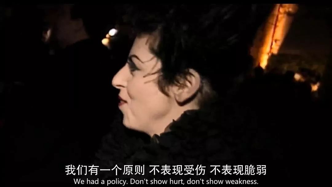 知道你们无聊,于是请来这些时装大师,陪你们一起宅在家中