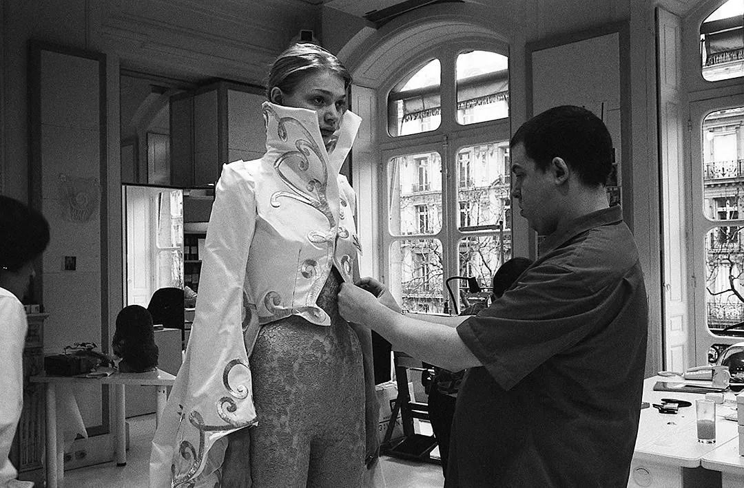 知道你们无聊,于是请来这些时装大师,陪你们一起宅在家中