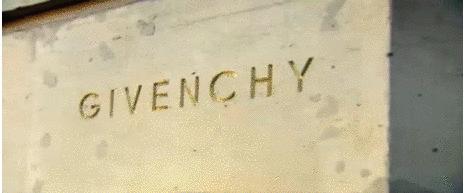 知道你们无聊,于是请来这些时装大师,陪你们一起宅在家中