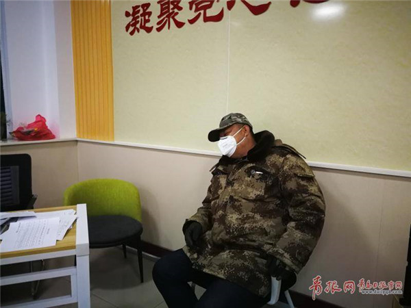 陆国枢，你的“睡姿”照火了，你拼命守护大家的样子真美