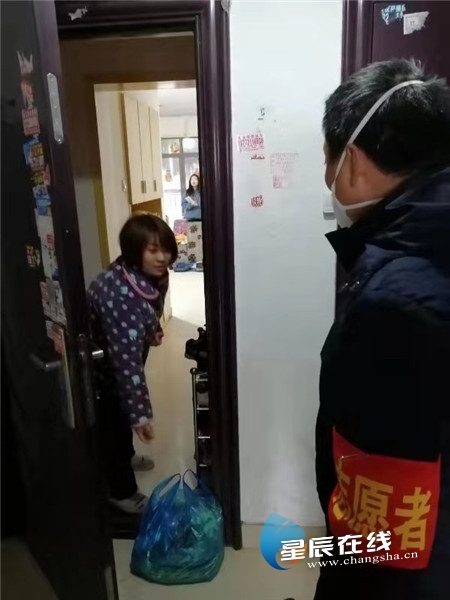 防疫抗疫一线工作人员视频,抗疫一线党旗飘共筑防疫红色堡垒