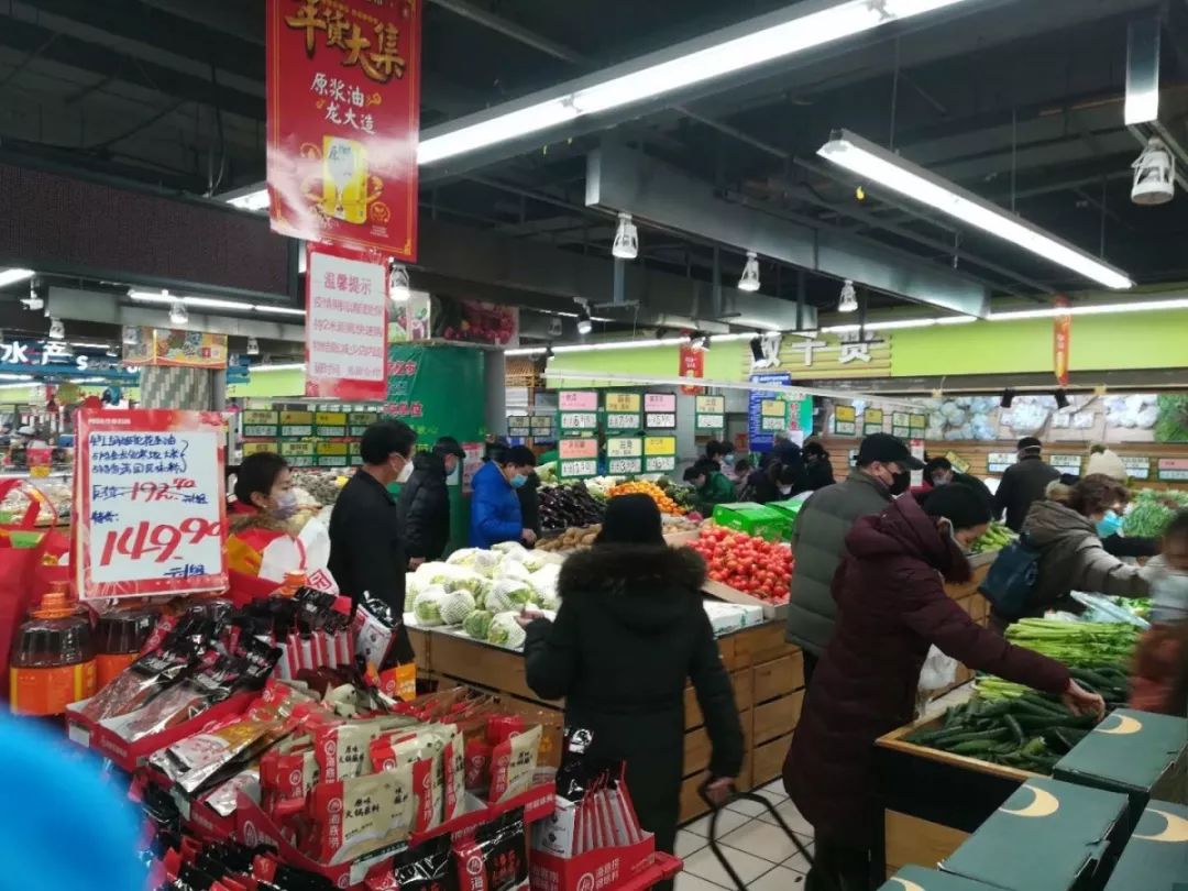 安阳生活必需品市场繁荣备货充足,临近春节市民菜篮子供应充足新闻