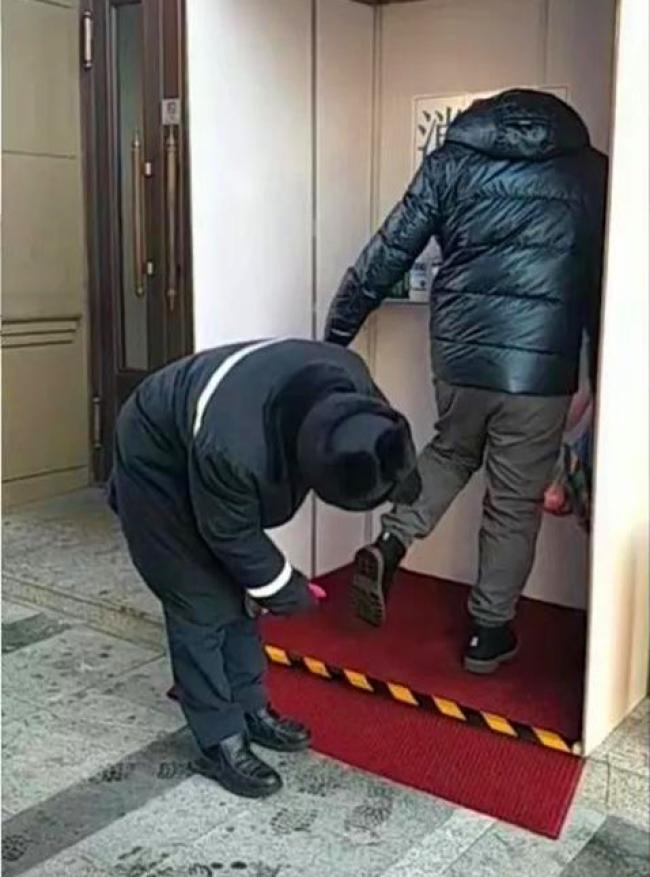 物业小区守门人筑牢疫情防控线,疫情中的坚守人员