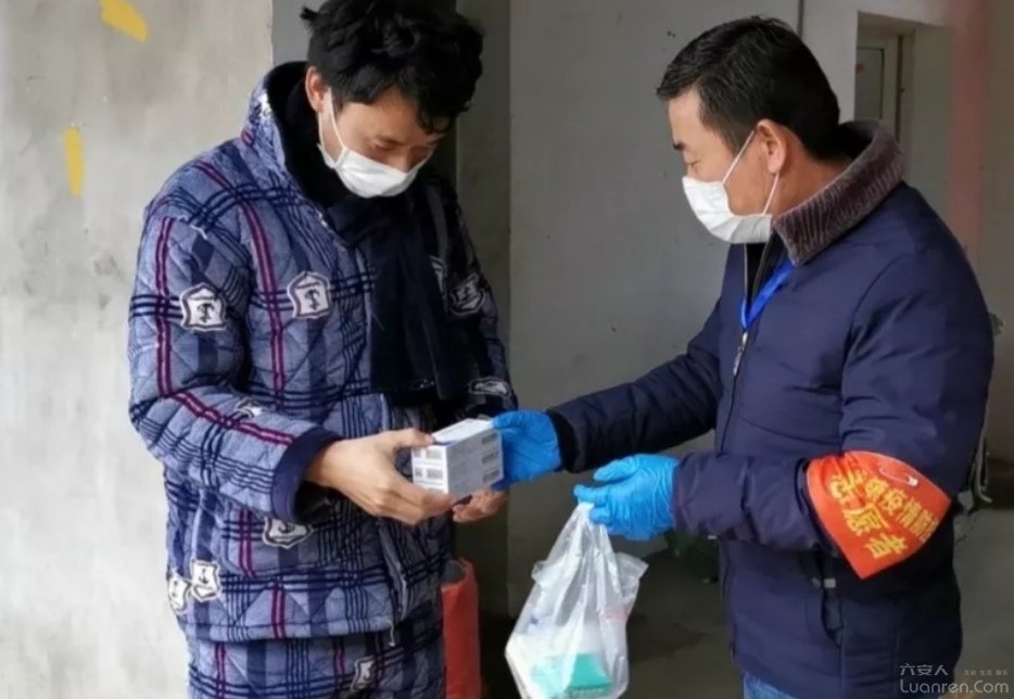 驻村书记跑180公里为村民买退烧药,村书记为村民送药暖心故事