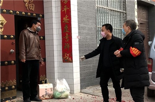 华阴疫情防控第一线曲城村里的杨跑跑