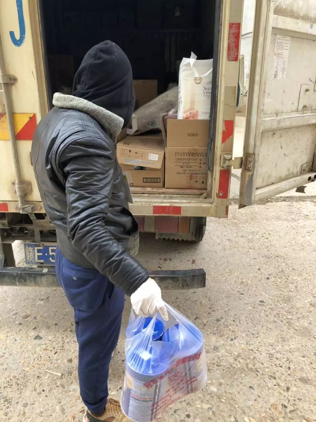 “封城”致奶粉供货难配送难,母婴店主自救