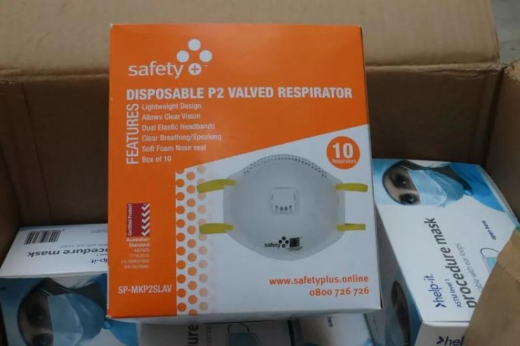 赞！新西兰的泗阳老乡寄回一箱医用口罩