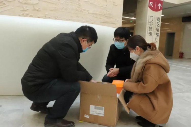 赞！新西兰的泗阳老乡寄回一箱医用口罩