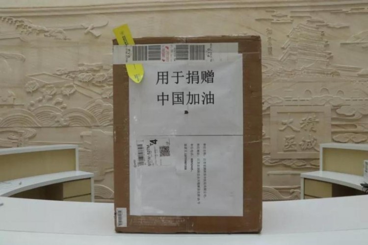 赞！新西兰的泗阳老乡寄回一箱医用口罩