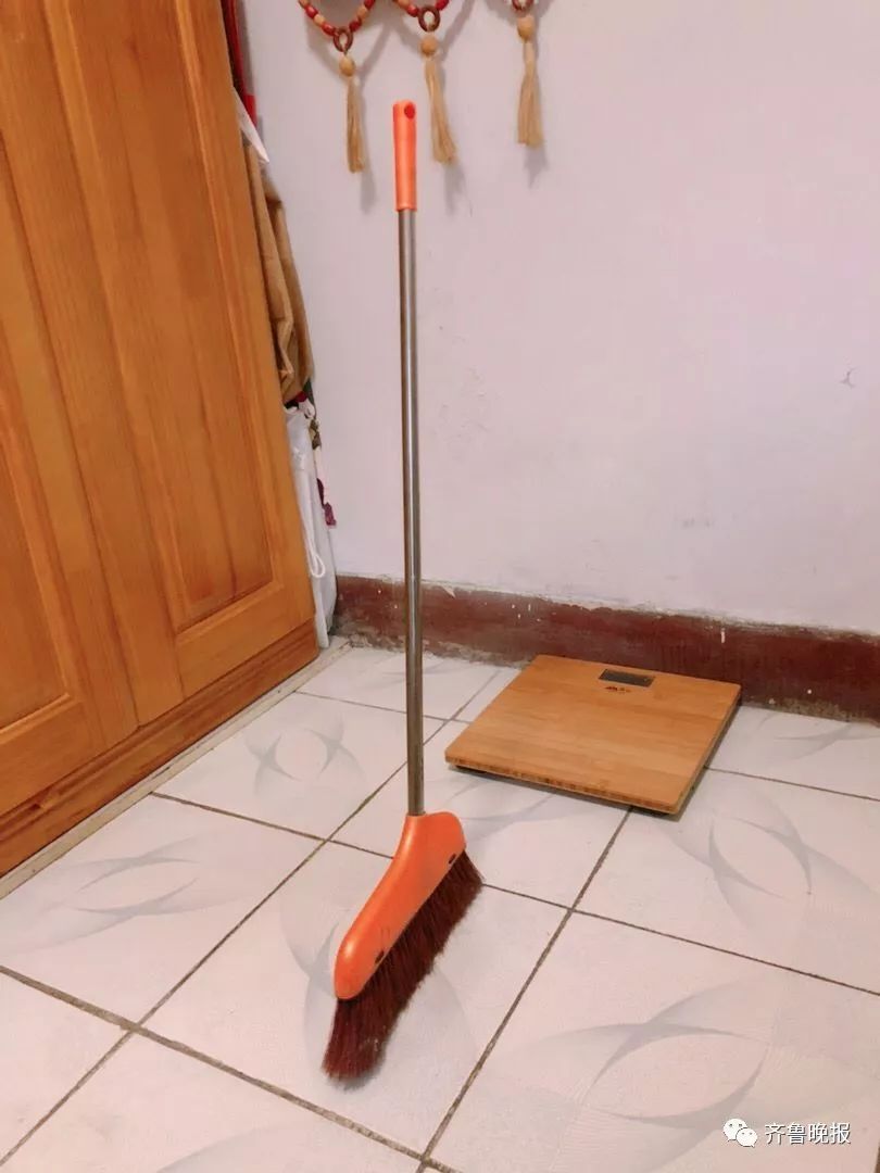 立扫把朋友圈说说,为何立扫把刷爆朋友圈