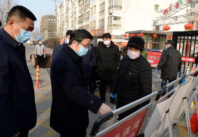 钱三雄在桥西区桥东区检查社区疫情防控工作时强调坚决筑牢社区“第一道防线”确保疫情防控取得阶段性胜利