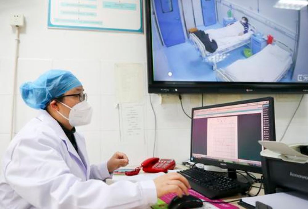 党旗飘扬党员冲在抗疫最前线,党员坚守在战疫第一线