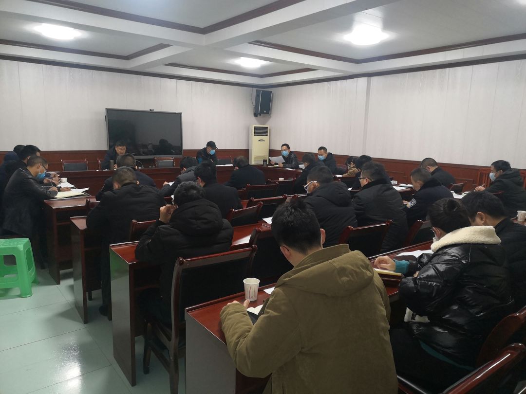 党旗高高飘扬在新冠疫情防控一线,党旗在杞县疫情防控一线高高飘扬