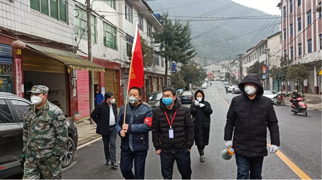 党旗高高飘扬在新冠疫情防控一线,党旗在杞县疫情防控一线高高飘扬