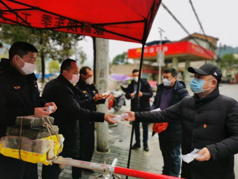 党旗高高飘扬在新冠疫情防控一线,党旗在杞县疫情防控一线高高飘扬