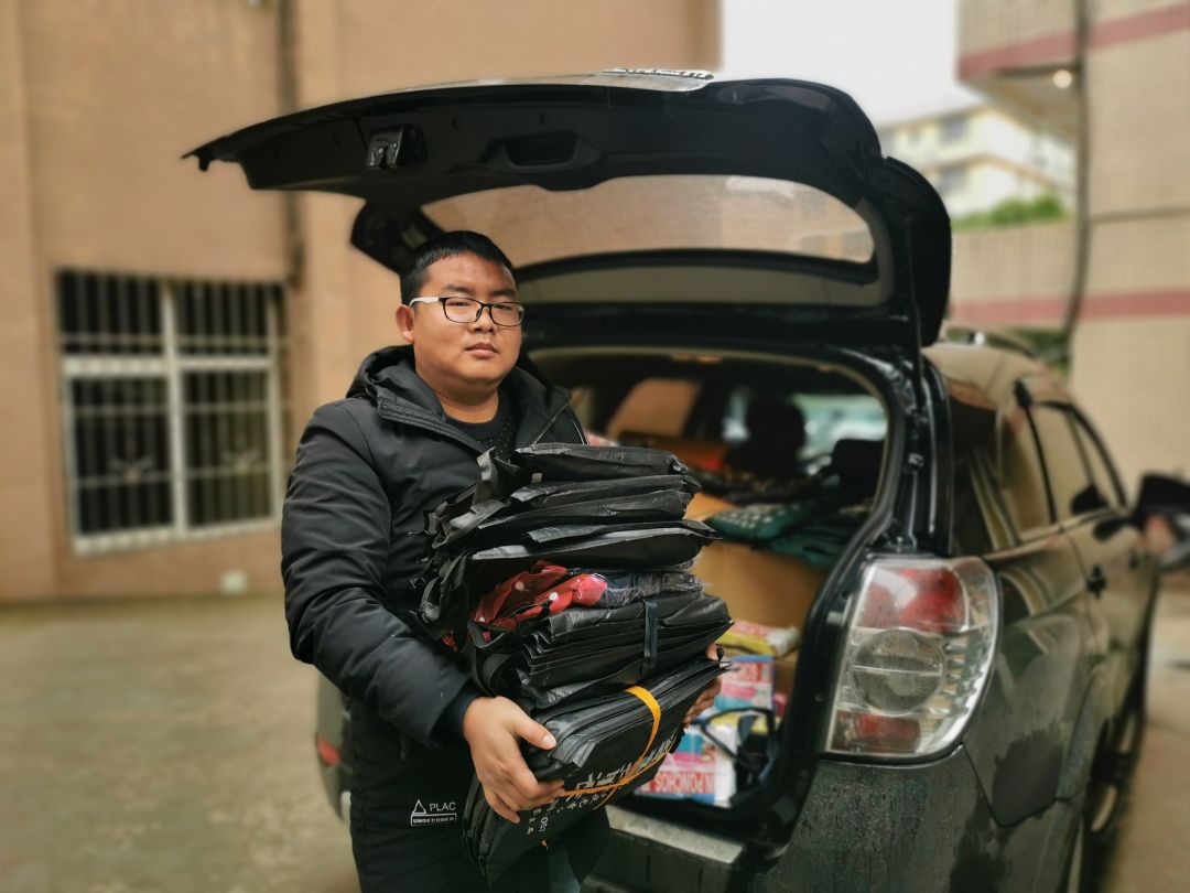 党旗高高飘扬在新冠疫情防控一线,党旗在杞县疫情防控一线高高飘扬