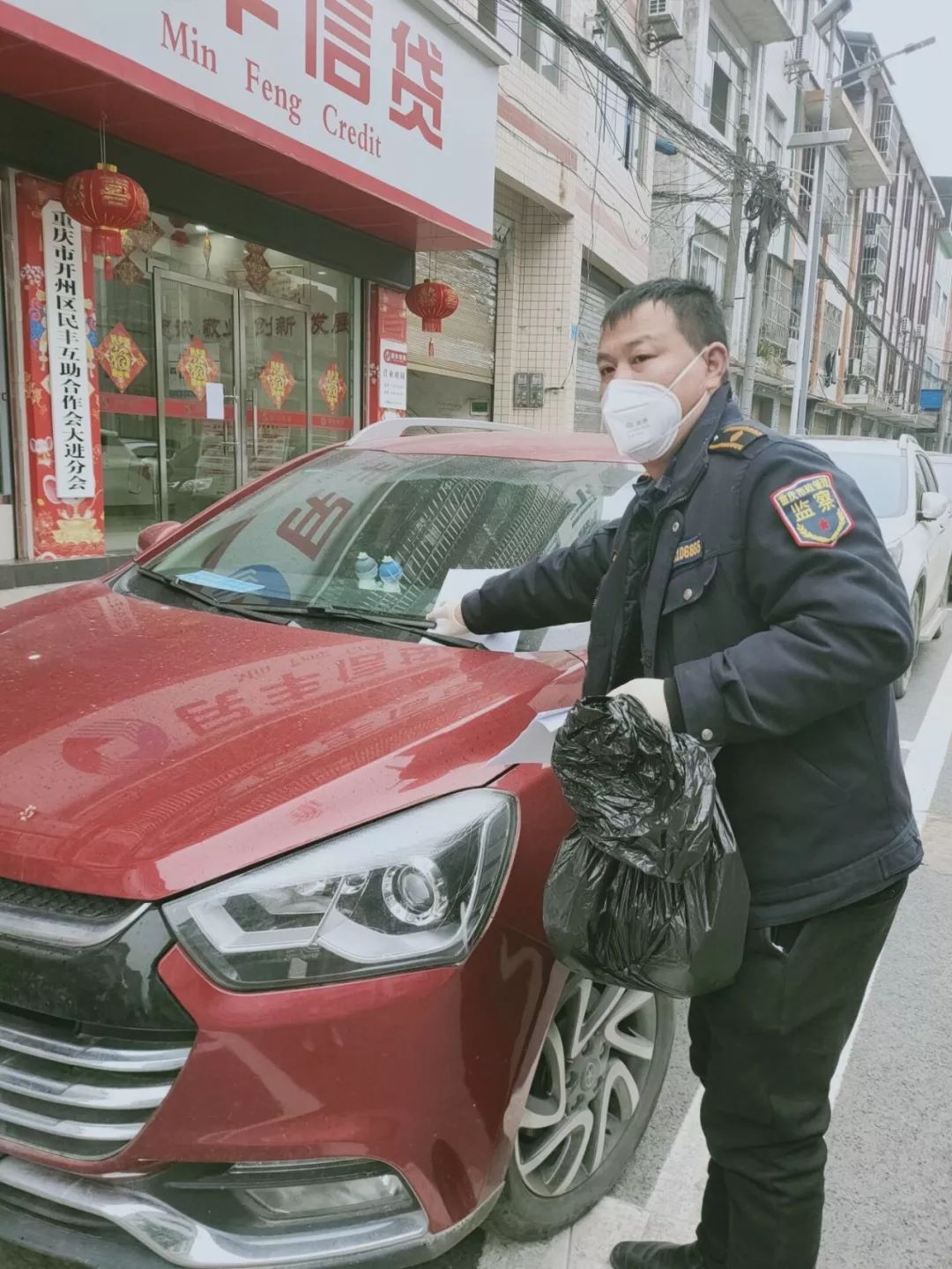 党旗高高飘扬在新冠疫情防控一线,党旗在杞县疫情防控一线高高飘扬