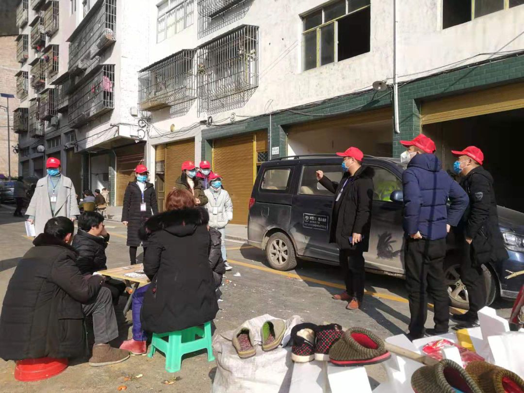 党旗高高飘扬在新冠疫情防控一线,党旗在杞县疫情防控一线高高飘扬