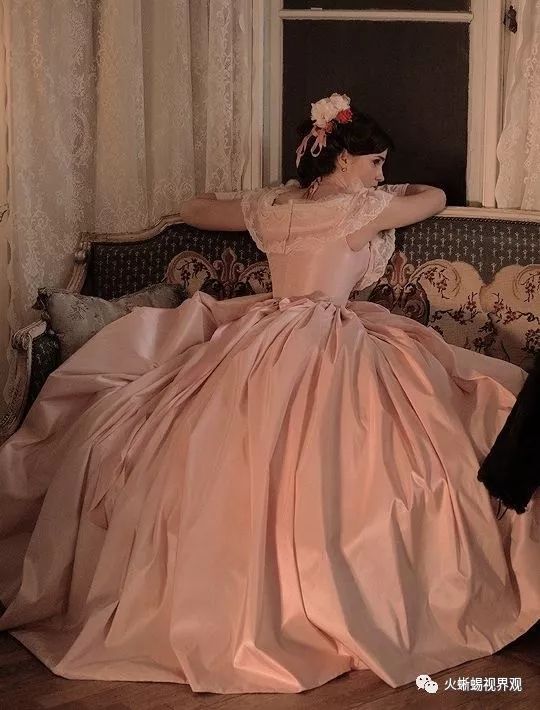 奥斯卡获奖影片《小妇人》的服装设计师是如何混搭风格和时代的？