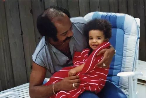 kanye采访drake妈妈,drake跟kanye的妈妈