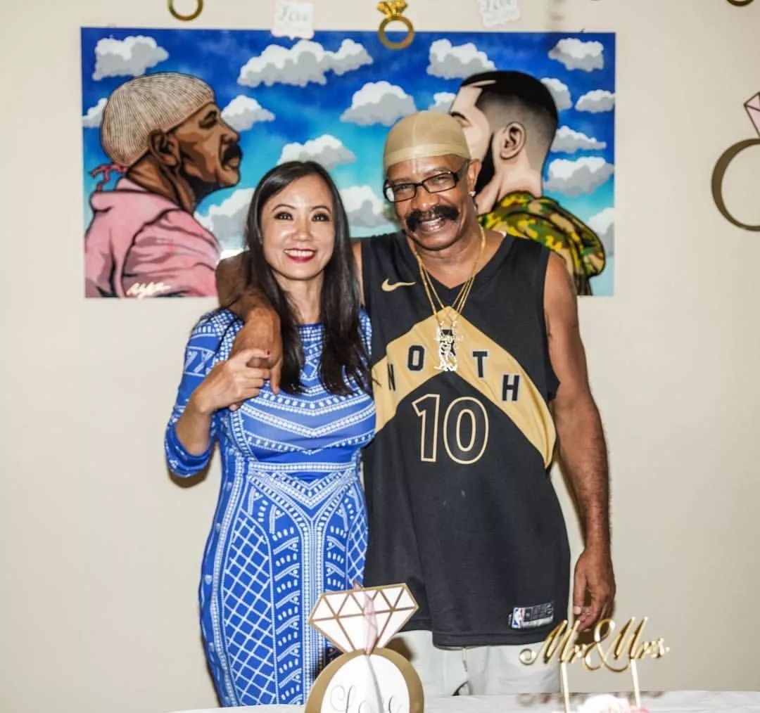 kanye采访drake妈妈,drake跟kanye的妈妈