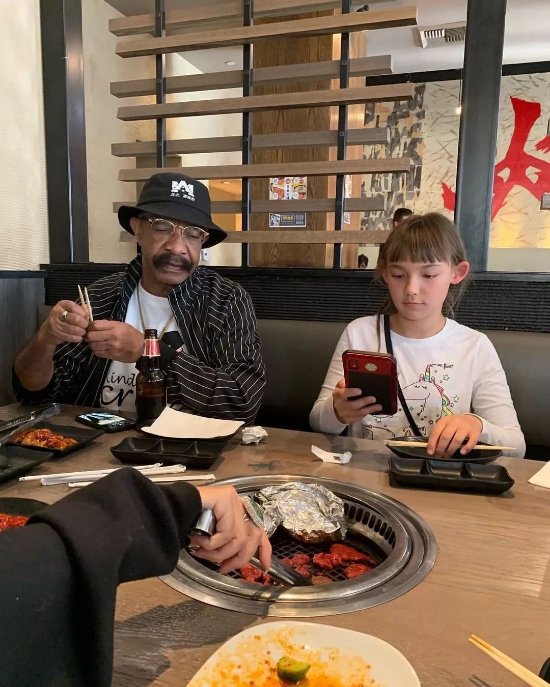 kanye采访drake妈妈,drake跟kanye的妈妈