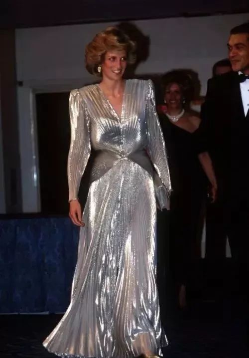 肩胛骨平平的怎么美起来,开肩美背改善翼状肩胛