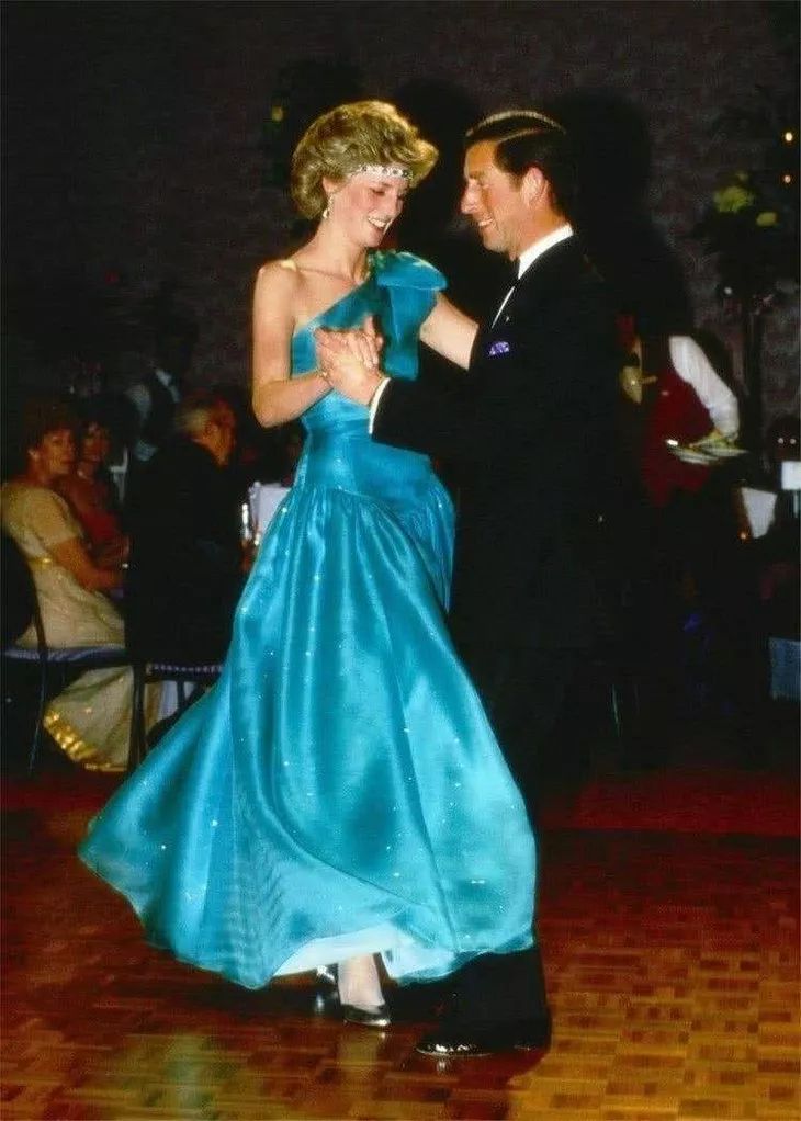 肩胛骨平平的怎么美起来,开肩美背改善翼状肩胛