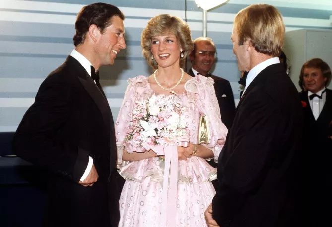 肩胛骨平平的怎么美起来,开肩美背改善翼状肩胛