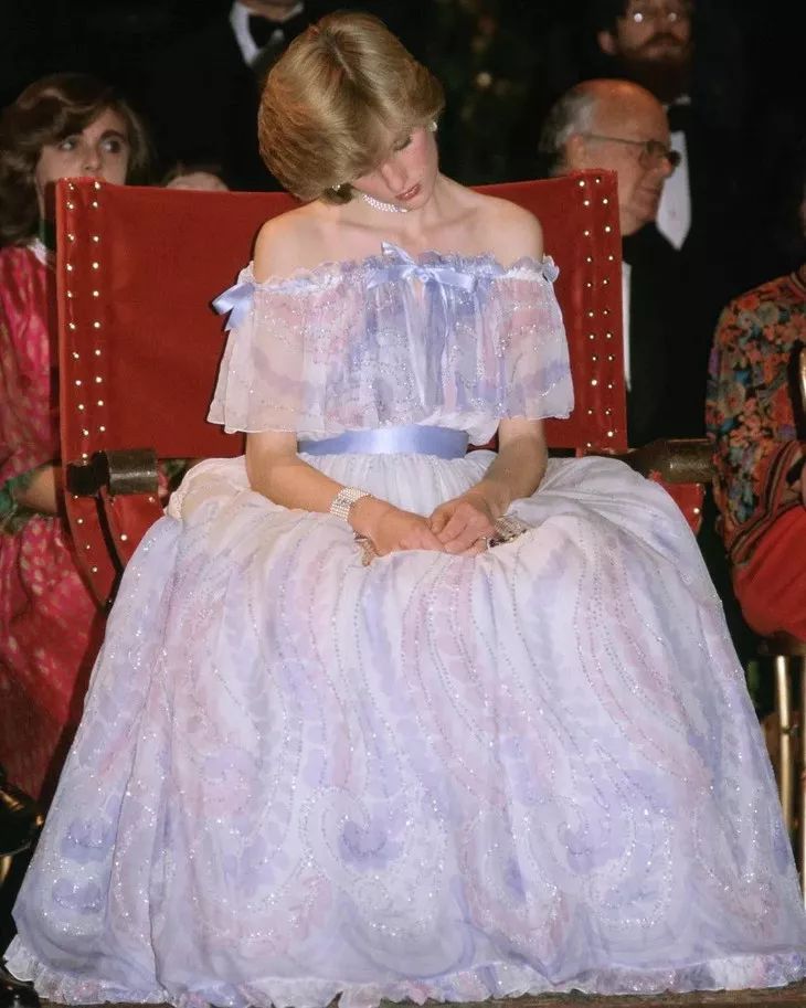 肩胛骨平平的怎么美起来,开肩美背改善翼状肩胛