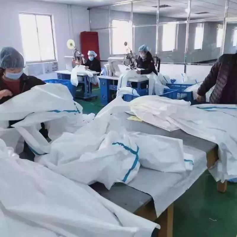 一天敲开216扇门，却只能在走廊与家人相望……丨法院战“疫”速览