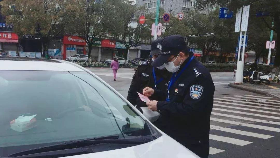 一天敲开216扇门，却只能在走廊与家人相望……丨法院战“疫”速览