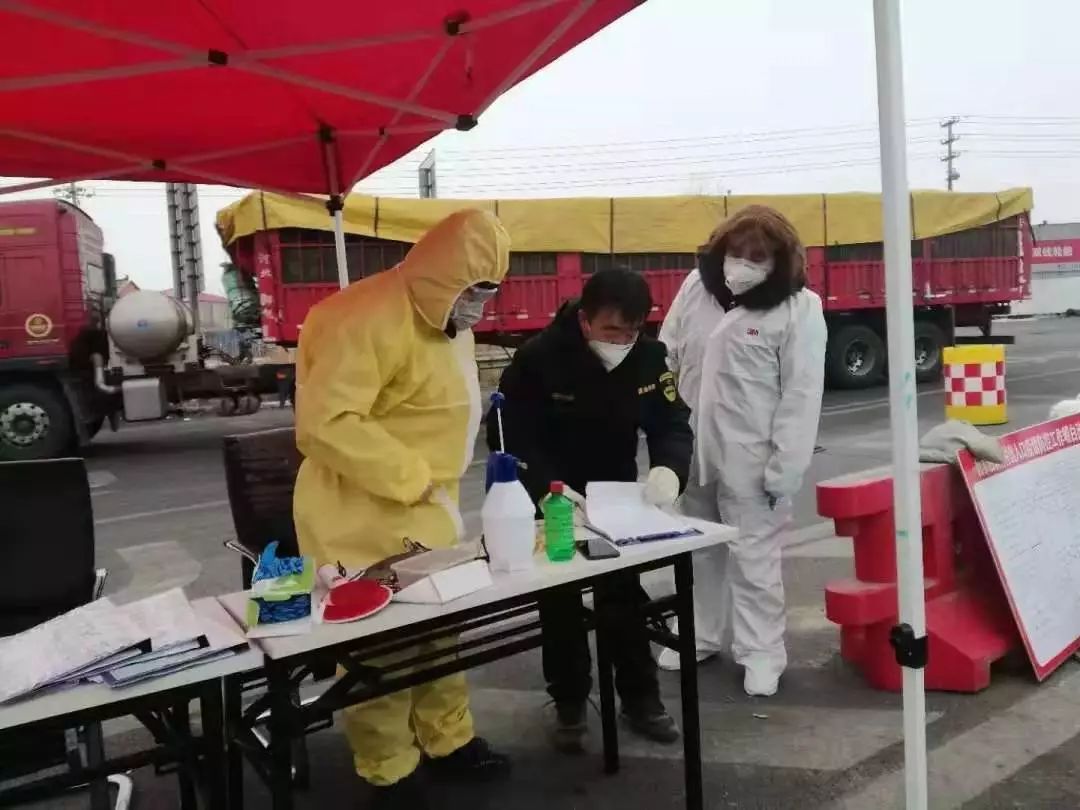 一天敲开216扇门，却只能在走廊与家人相望……丨法院战“疫”速览