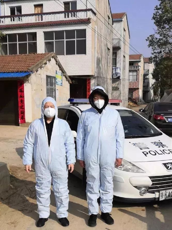 一天敲开216扇门，却只能在走廊与家人相望……丨法院战“疫”速览