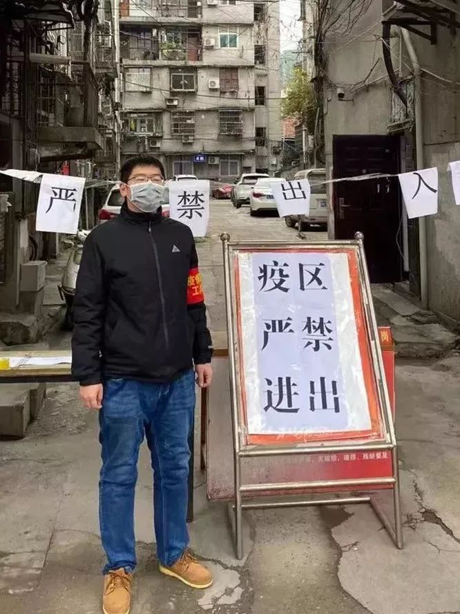 一天敲开216扇门，却只能在走廊与家人相望……丨法院战“疫”速览