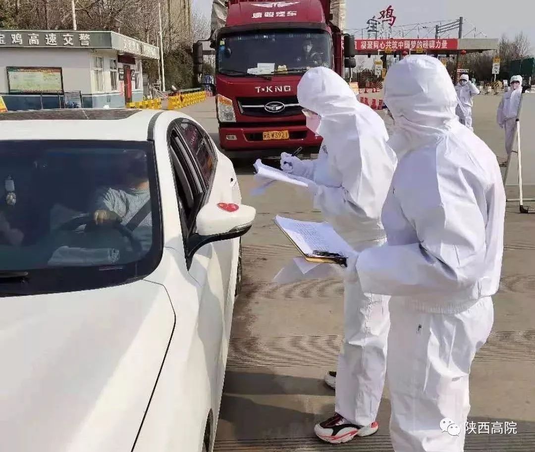 一天敲开216扇门，却只能在走廊与家人相望……丨法院战“疫”速览