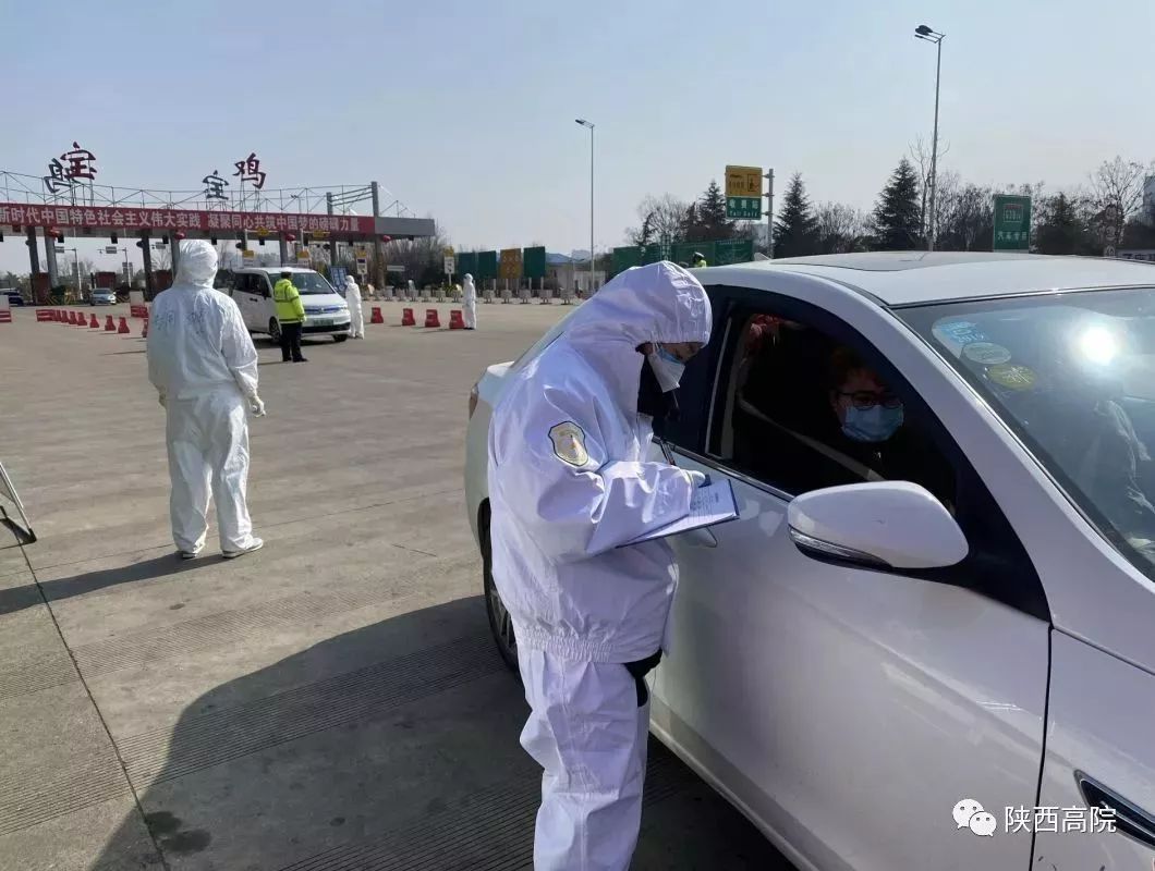 一天敲开216扇门，却只能在走廊与家人相望……丨法院战“疫”速览