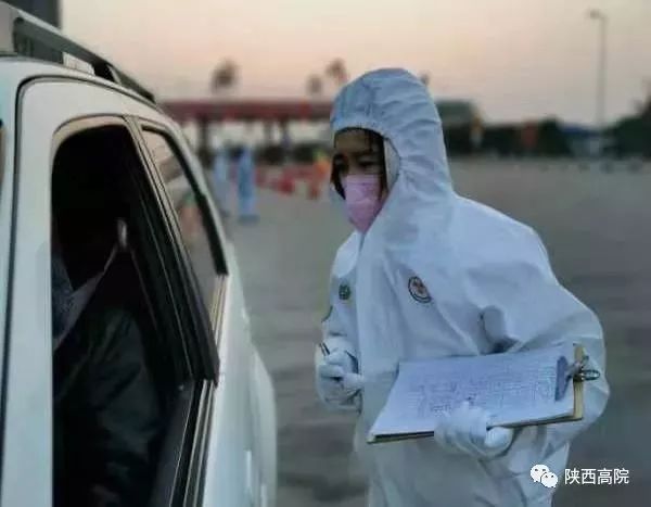 一天敲开216扇门，却只能在走廊与家人相望……丨法院战“疫”速览