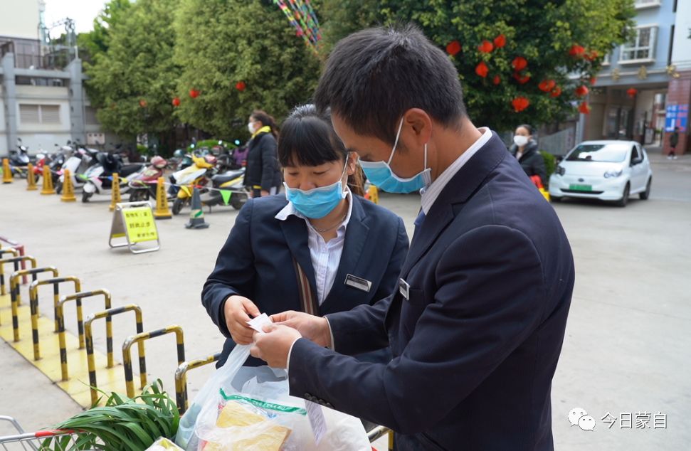 别人家的物业为业主送绿植,别人家的物业