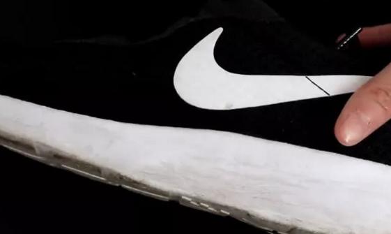 白鞋边发黄怎么变白小窍门,白鞋穿一天就脏了有什么小妙招