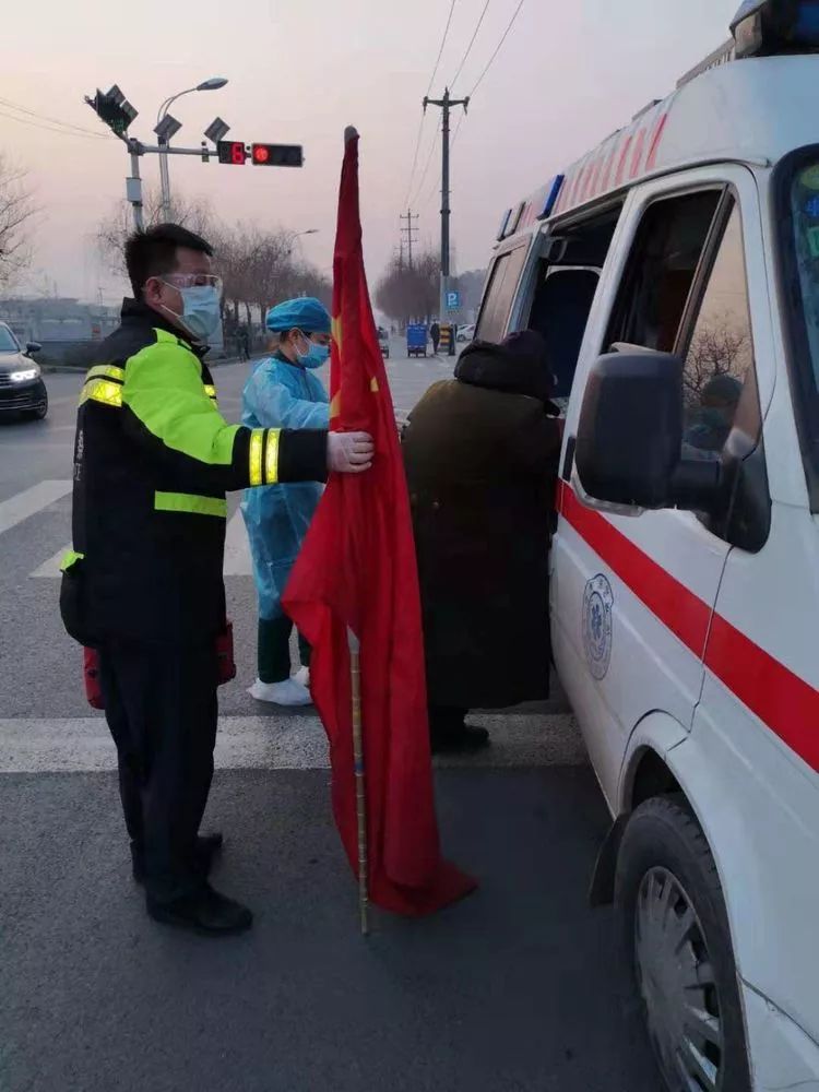 晋州市巡特警大队救助一名发热的流浪老人