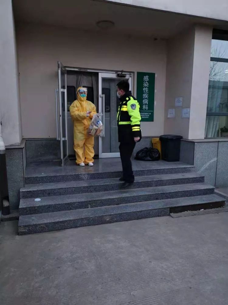 晋州市巡特警大队救助一名发热的流浪老人