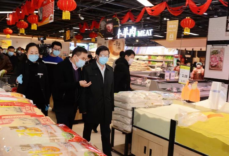 钱三雄在主城区调研检查商贸行业复市疫情防控情况时强调坚持“两手抓、两手硬、两手赢”统筹做好市场供应和疫情防控工作