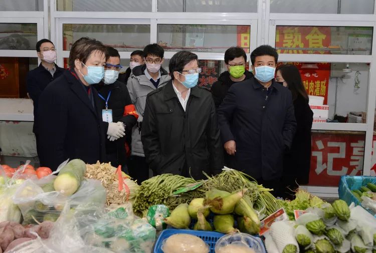 钱三雄在主城区调研检查商贸行业复市疫情防控情况时强调坚持“两手抓、两手硬、两手赢”统筹做好市场供应和疫情防控工作