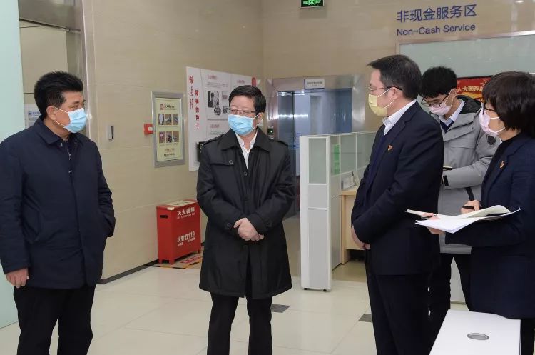 钱三雄在主城区调研检查商贸行业复市疫情防控情况时强调坚持“两手抓、两手硬、两手赢”统筹做好市场供应和疫情防控工作