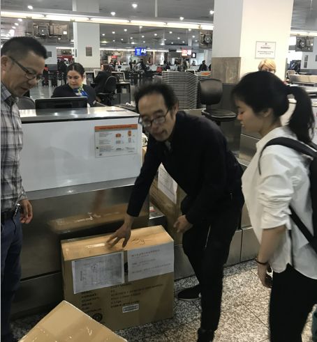 杭州男子连续上了24小时班，结束直奔快递点！有批来自澳洲的快递天天往浙江送