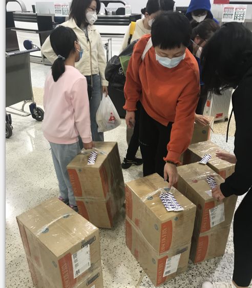 杭州男子连续上了24小时班，结束直奔快递点！有批来自澳洲的快递天天往浙江送