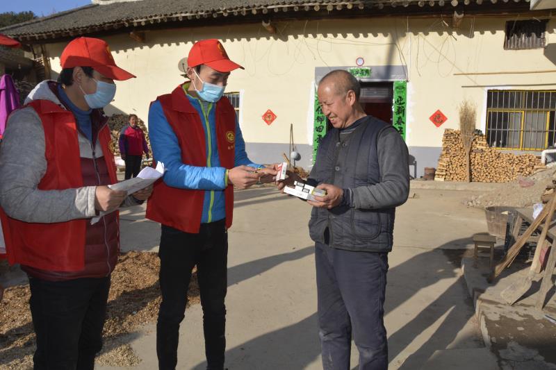 红马甲志愿者村里照片,红马甲服务社区志愿者