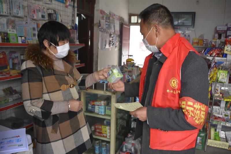 红马甲志愿者村里照片,红马甲服务社区志愿者